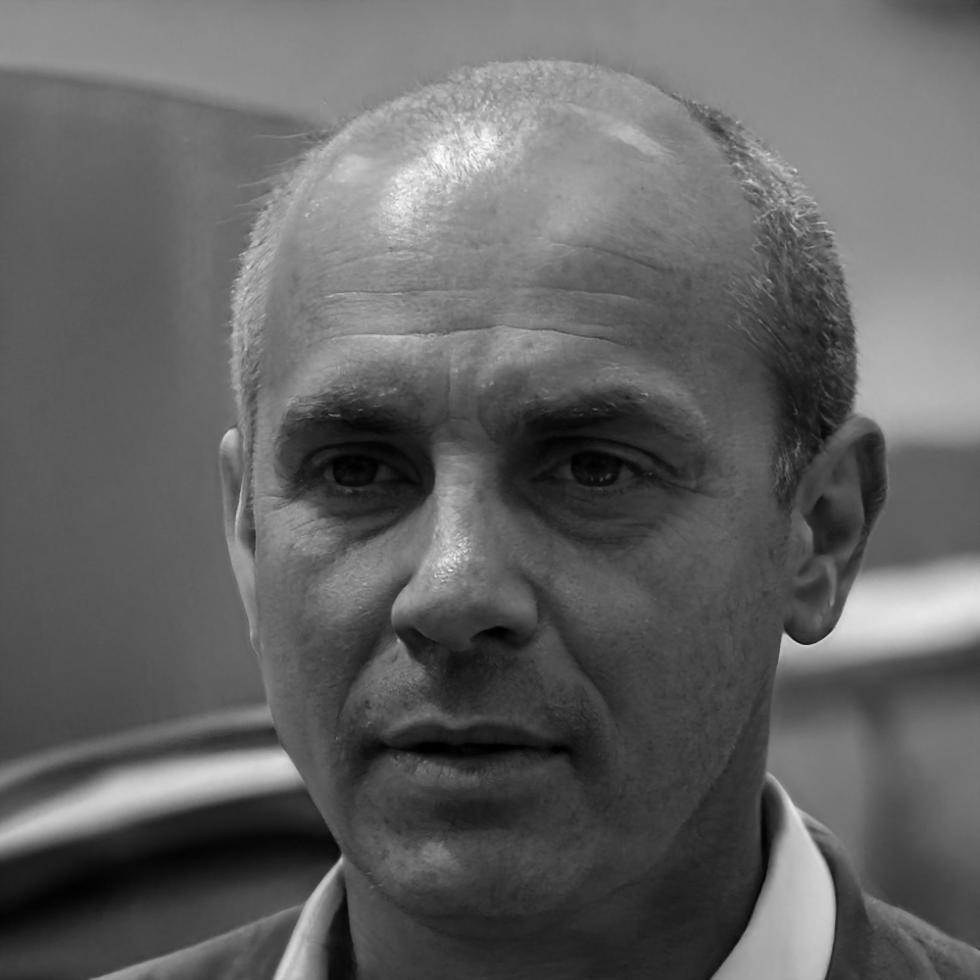 Retrato profesional de Esteban Morales, experto en finanzas personales